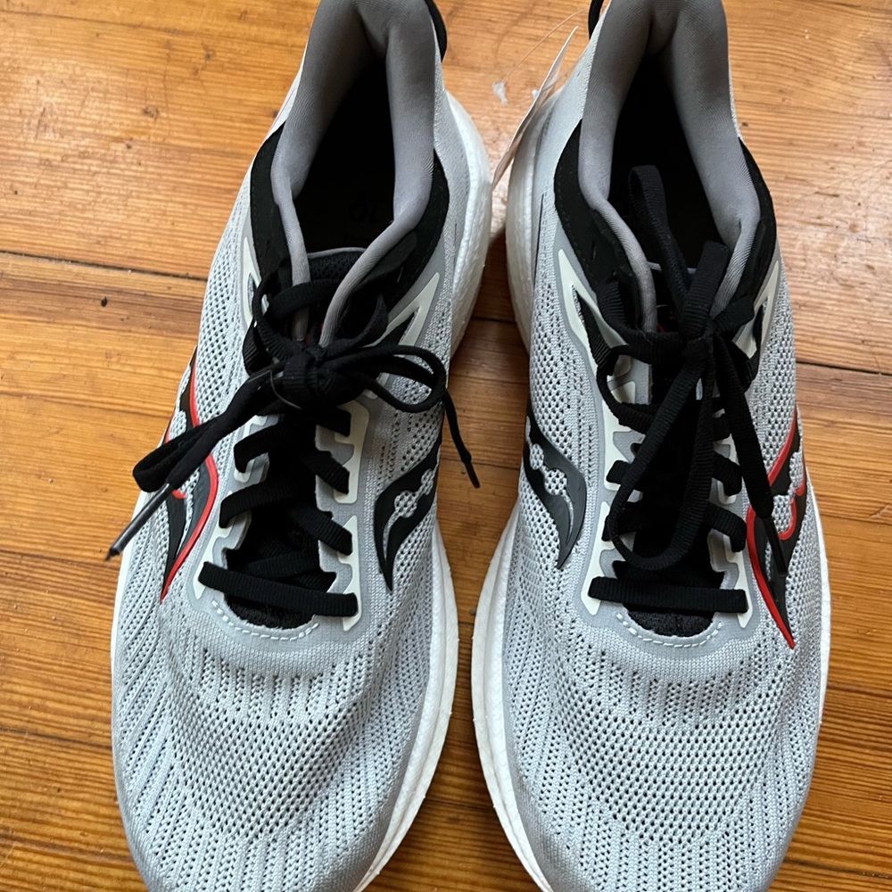 Saucony triumph 21 men’s 9.5 NWOB